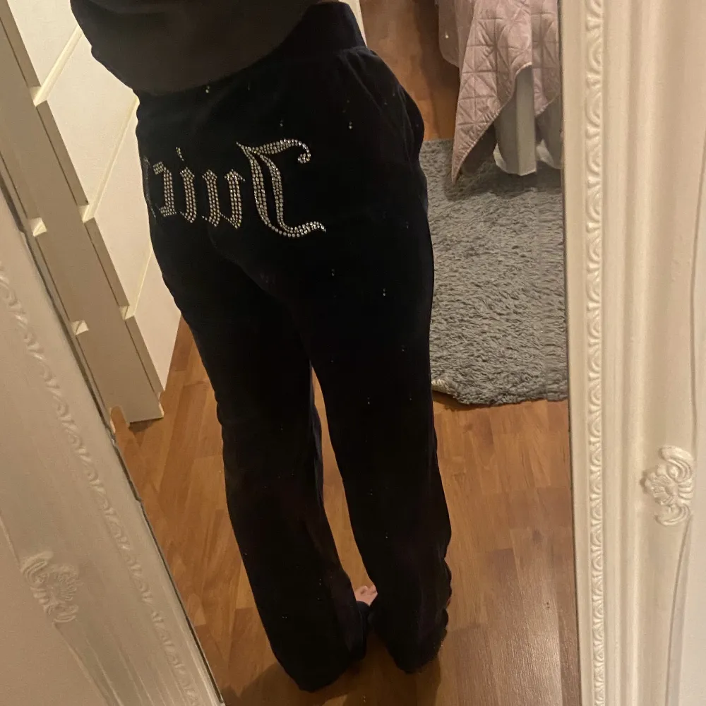 Marinblå juicy couture med glitter på rumpan. Använd fåtal gånger, alla stenar är kvar💙 500kr. Jeans & Byxor.