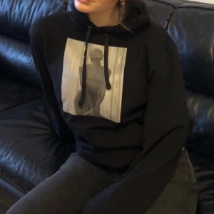The cool elephant hoddie - Hoddie från the cool elephant med trycket ”Naked statue” 🖤i nyskick då den endast är använd enstaka gånger, skriv för fler bilder (bild lånad från deras hemsida). Pris kan diskuteras vid snabb affär! Frakt ingår ej i priset