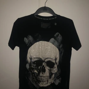 Philip plein t-shirt  - Hej! Säljer min philip plein t- shirt som är helt felfri, de är bara att höra av er😃Storlek M passar som även S.