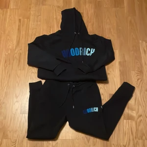 Hoodrich dress M - Säljer min oanvända hoodrich dress beställde den och passade inte mig den är normal i storleken men den var lite lång på mig inga skador köpt på jd inte fast pris.