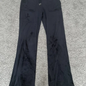 Juicy couture byxor - Säljer nu mina marin blå juicy byxor. Säljer för att de är för stora för mig. Köpte de på Plick i storlek xxs men byxorna är ganska stora. Ägaren innan klippte bort lapparna men det gör ingen skada på byxorna. Köparen står för frakt och pris kan diskutera