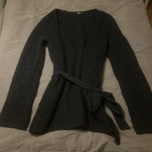 Mörkblå kofta från Gina Tricot💙 - Mörkblå kofta från Gina Tricot stl M med band som kan knytas runt magen💙 Använd fåtal gånger och är ej nopprig🤍 Stl M men sitter lika bra på stl S. Köpt för 399kr säljs för 175 kr inkl frakten🫶🏽