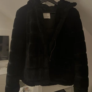 Vinterjacka från Samsøe Samsøe - Pälsjacka köpt för 3 år sen, knappt använd. Nypris 3000kr säljer för 1500kr. Storlek S ”normal” i storleken 
