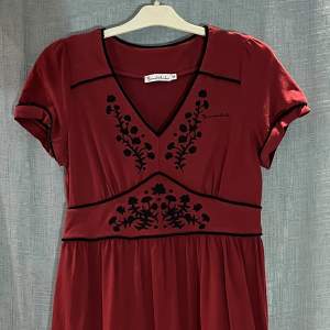 Röd och svart kort skön klänning i bomull från Bonnelid i stl M