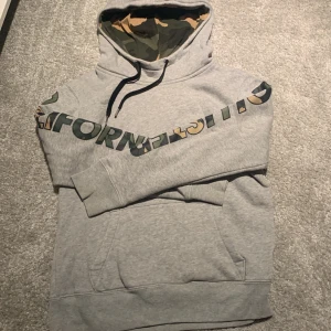 Hoodie Hollister xs - En grå hoodie från Hollister med camo tryck,  topp skick! Stl xs 