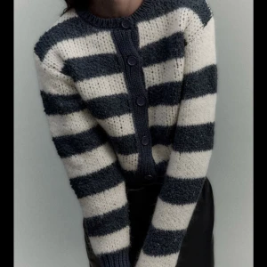 Kofta Zara - Säljer denna superfina randiga koftan från Zara❤️