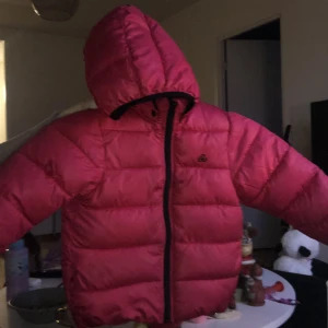 Tjockare dunjacka, barn  - Tjockare dunjacka för barn, färgen är seris.  