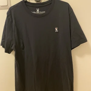 Psycho Bunny navy shirt size S - Psycho Bunny t-shirt size S in the color navy