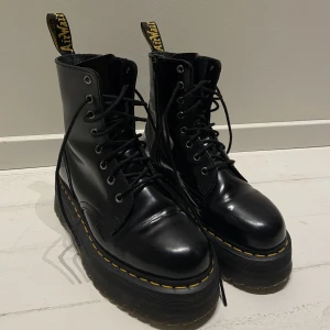 Dr martens strl 39 - Säljer mina galet snygga dr martens då dom inte kommer till användning för mig. Dom ser  i princip helt nya ut och är super fräscha!!  Köparen står för frakten.