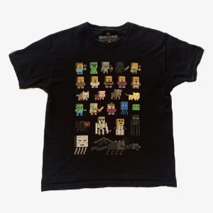 T-shirts  - Säljer en minecraft t-shirts som inte längre används. Tröjan är i storlek 146-152 men passar en xs-s! Önskemål om fler bilder på plagget går att lösa privat❤️