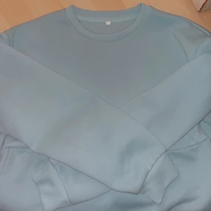 Blå tröja. - Baby blå tröja. Storlek L men mer som en mindre M