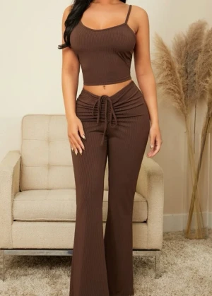 Brunt lounge sett 🤎 - nu säljer jag detta fina settet, inga skador eller något på den. Byxorna kan man justera hur lågmidjade man vill ha fen. Säljer pga att den it kmr t användning . Pris kan diskuteras