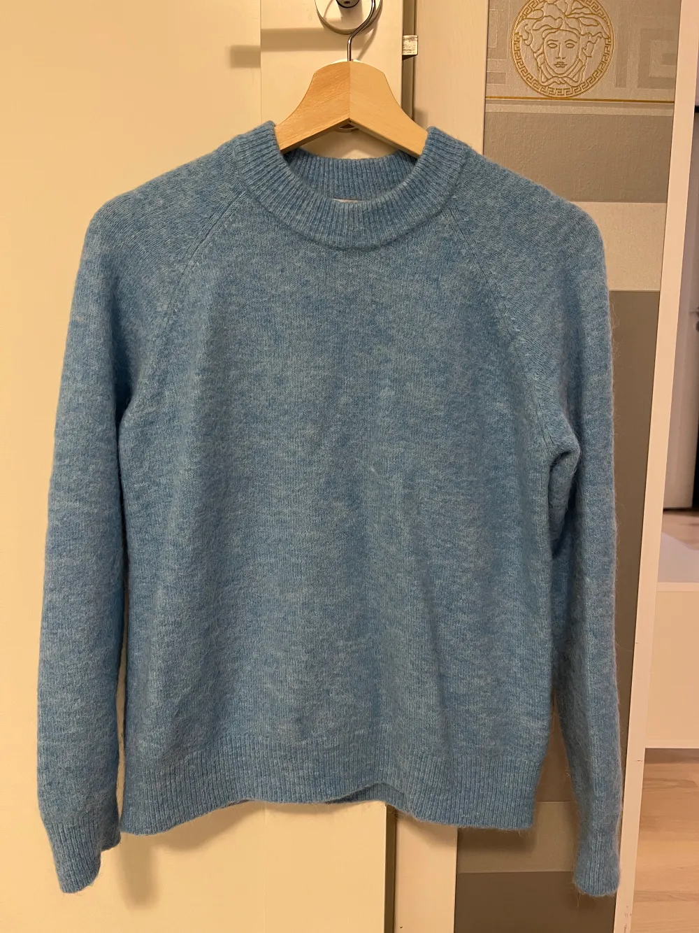 Säljer blå tröja i storlek s . Sparsamt använd , som ny . ( ull och alpacka material) . Tröjor & Koftor.