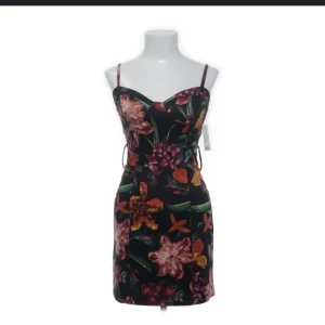 Fin klänning  - Helt ny. Oanvänd 