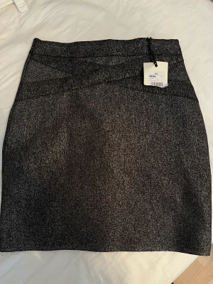 Glittrig fodralkjol! - Snygg glittrig fodralkjol! Prislappen kvar!