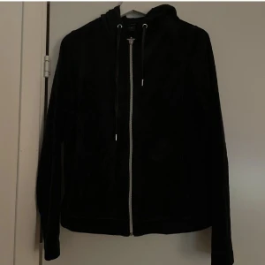 Tvådelat velour-set - Ett svart tvådelat set i velour från Twilfit. Byxa i strl S och hoodie i strl XS. Sparsamt använt och i gott skick. Inga hål eller slitningar. Kostade 649:-/del vid köp.
