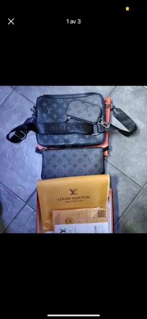 Louis Vuitton väska  - Helt ny väska med alla tillbehör.  Pris kan diskuteras vid snabb affär. 