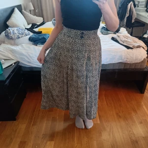 Blommig kjol  - Superfin kjol från h&m. Använd fåtal gånger,  fortfarande i fint skick. Storlek 36.