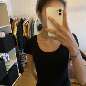 Klassisk svart T-shirt  - Skön svart T-shirt. Inget fel på den💫💫