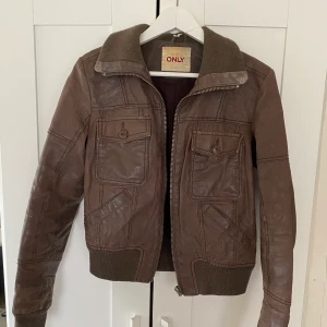 Brun skinnjacka! 💓 - Säljer min bruna läderjacka köpt second hand! 😍 Storlek M men skulle säga S eller möjligtvis XS beroende på hur man vill ha passformen! Märke:  Only (vintage). Säljer för 250kr + frakt! 💞 