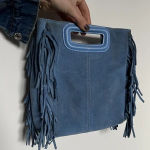 Maje väska - Väska från Maje i suede M bleu. Finns att hämta på Östermalm eller postas med PostNord spårbart (79kr). Lite sliten och bandet är borta tyvärr 💙 Kan skicka fler bilder! Nypris 3000 ish, buda 🍒