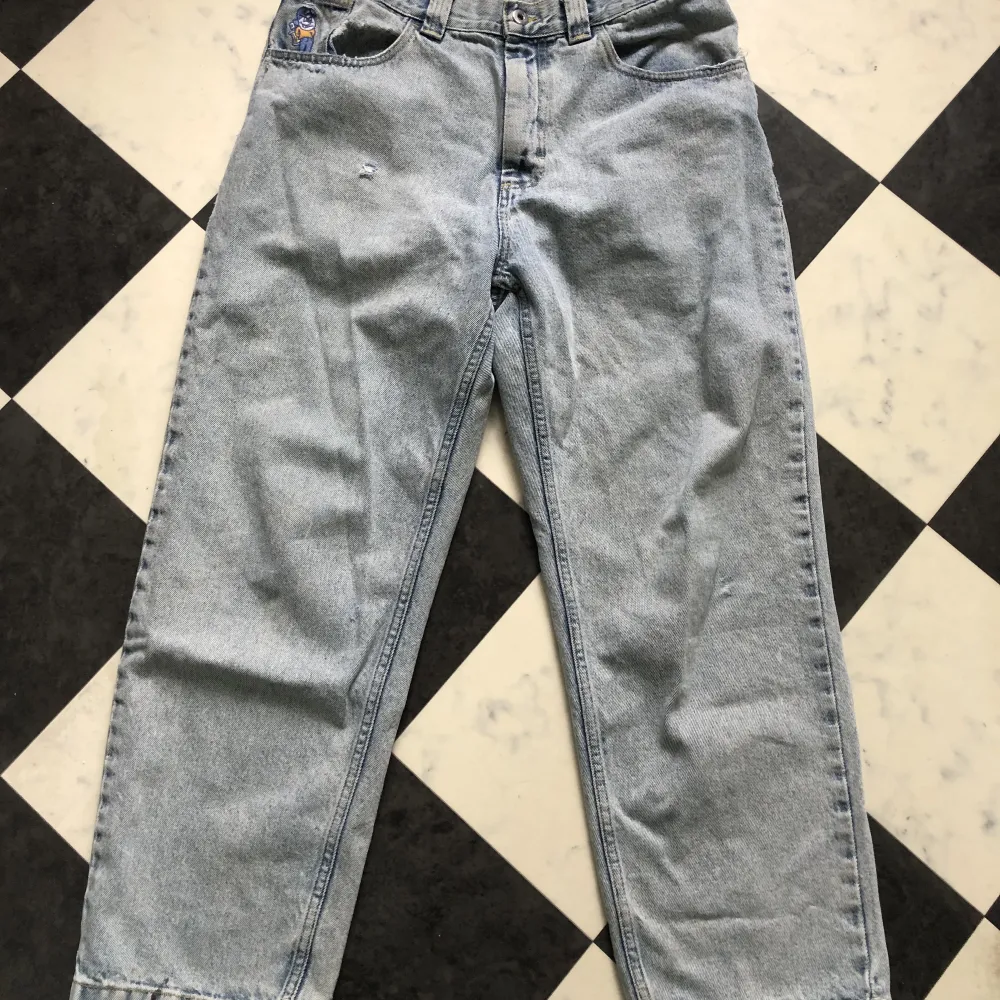 Polar bigboy (93) jeans! Slitningar/hål på baken men annars är dom i snyggt skick!  Köparen står för frakt dvs 59kr  . Jeans & Byxor.