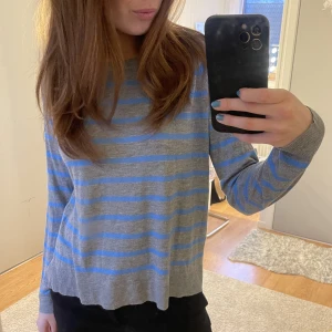 Randig långärmad topp - Säljer denna fina topp från zara som tyvärr inte kommer till användning, använt några gånger men har inga defekter alls💙 Är storlek L men sitter som en S/M på mig som är 173