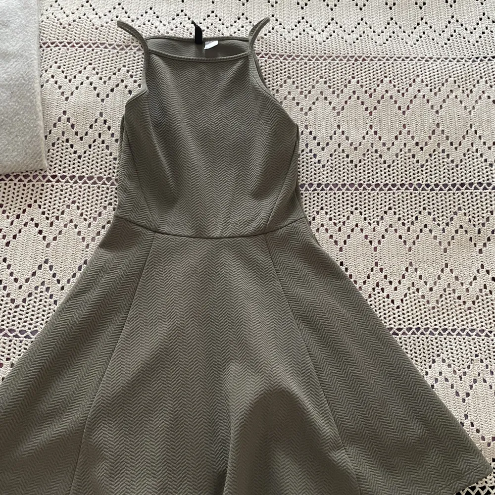 Mörkgrön klänning från HM. Aldrig använd.. Klänningar.