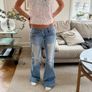 Jeans!  - Jeans som sitter snyggt baggy på min kompis som brukar ha S! Passar även större men då sitter som tajtare! MIDJEMÅTT:82cm INNERBENSLÄNGDEN:83cm