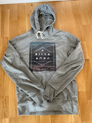 Billabong hoodie - Billabong hoodie Storlek: Tror det är S. Men något större i storleken, mellan S & M.
