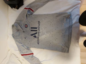 Psg tröja ny - Nyskick och riktigt snygg men den är för liten för mig (herr strl S)