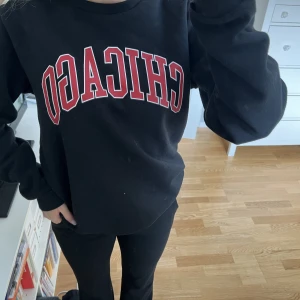 Svart collegetröja med tryck  - Svart collegetröja med tryck. Bra skick 