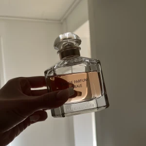 GUERLAIN - Eau de parfum - Nypris ca. 1 300 kr  Ca. 40 ml kvar, 
