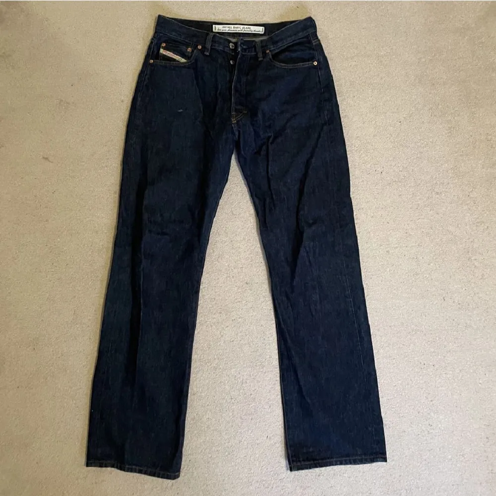 Lånade bilder från förra ägaren och han är 185 cm :) Tänkte ge bort den som en present men det blev inte av! Storlek är 33/34 😊👍 Wide fit . Jeans & Byxor.
