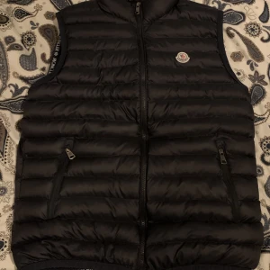 Moncler väst - Den är i bra skick, använd men riktigt fin