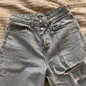 Rensat bland jeans & dessa har tyvvär inte kommit till användning alls, helt nya & köpta för cirka 300& på h&m! Storlek 36, tajta högt i midjan men går rakt ner på benen 