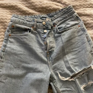 Högmidjade Jens med hål  - Rensat bland jeans & dessa har tyvvär inte kommit till användning alls, helt nya & köpta för cirka 300& på h&m! Storlek 36, tajta högt i midjan men går rakt ner på benen 