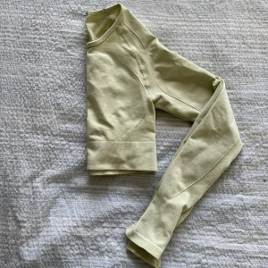 Gymshark träningströja - En ljusgul träningstopp från Gymsharn i bra skick! 🦈