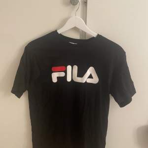 Säljer denna Fila t-shirt i storlek xs men skulle säga att den passar s också då den inte kommer till användning längre.
