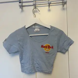 Ljusblå baby tee med hard rock café tryck från Kreta. Storlek XS/S