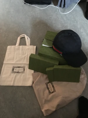 Cucci keps  - Säljer en helt ny cucci keps direkt köpt från cucci Italien strl s medföljer en påse samnt påse till kepsen samnt kvitto och äktensbevis kepsen är ändast provat så den är ny säljer den för jag passa inte i kepsen ny pris 3600kr sälj för passa inte i den 