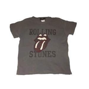 Nu säljer jag en Rolling Stones baby-tee från Zara. Köpt 2hand, inte använd så många gånger och i bra skick💗