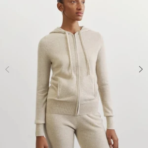 Softgoat tröja - Jag säljer min softgoat tröja i strlk xs då den inte riktigt passar mig. 100% Kashmir! Modellen är som på bilden men färgen på tröjan är som färgen på byxorna. Den är i mycket fint skick! Lägg prisförslag vid intress💛 nypris 2500kr