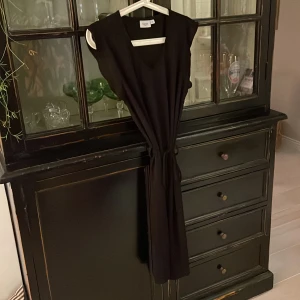 Klänning  - Klänning i fint skick, använd 2-3 gånger. Säljes pga att den inte kommer till användning. Känns mer som storlek S