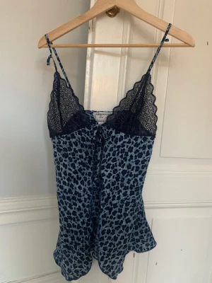 Y2k linne med knytning - Coolt ”linne” med leopardmönster och knytning fram och spets, riktig Y2k stil på denna💞 strl M men passar bra på mig i S  FRI FRAKT