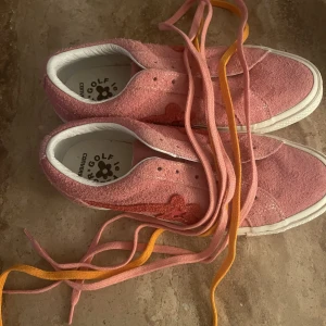 Golf Wang Le Fleur Tyler The Creator x One Star OX Converse Geranium Pink  - Använda men i bra skick, tvättar innan  skickning Storlek US 6 // EU 39 Kommer inte med vita skosnören eller box