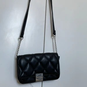 Väska  - Liten svart axelremsväska 