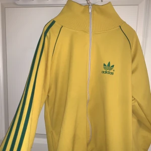 Adidas kofta - En adidas kofta som jag säljer för jag inte gillar gult och för den är för stor för mig. Men den är i perfekt skick