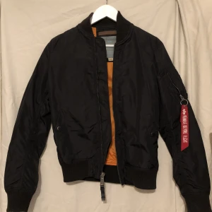 Jacka- alpha industriers  - BomberJacka i nyskick 