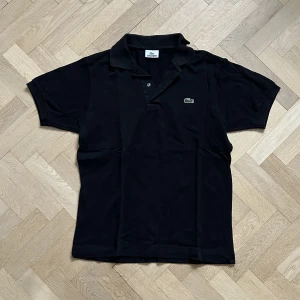 Lacoste polo - Lacoste piké. I bra skick! Skriv för fler bilder. Nypris runt 800kr